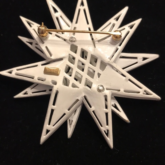 Starburst Enamel White Brooch Signed Trifari - Picture 2 of 4